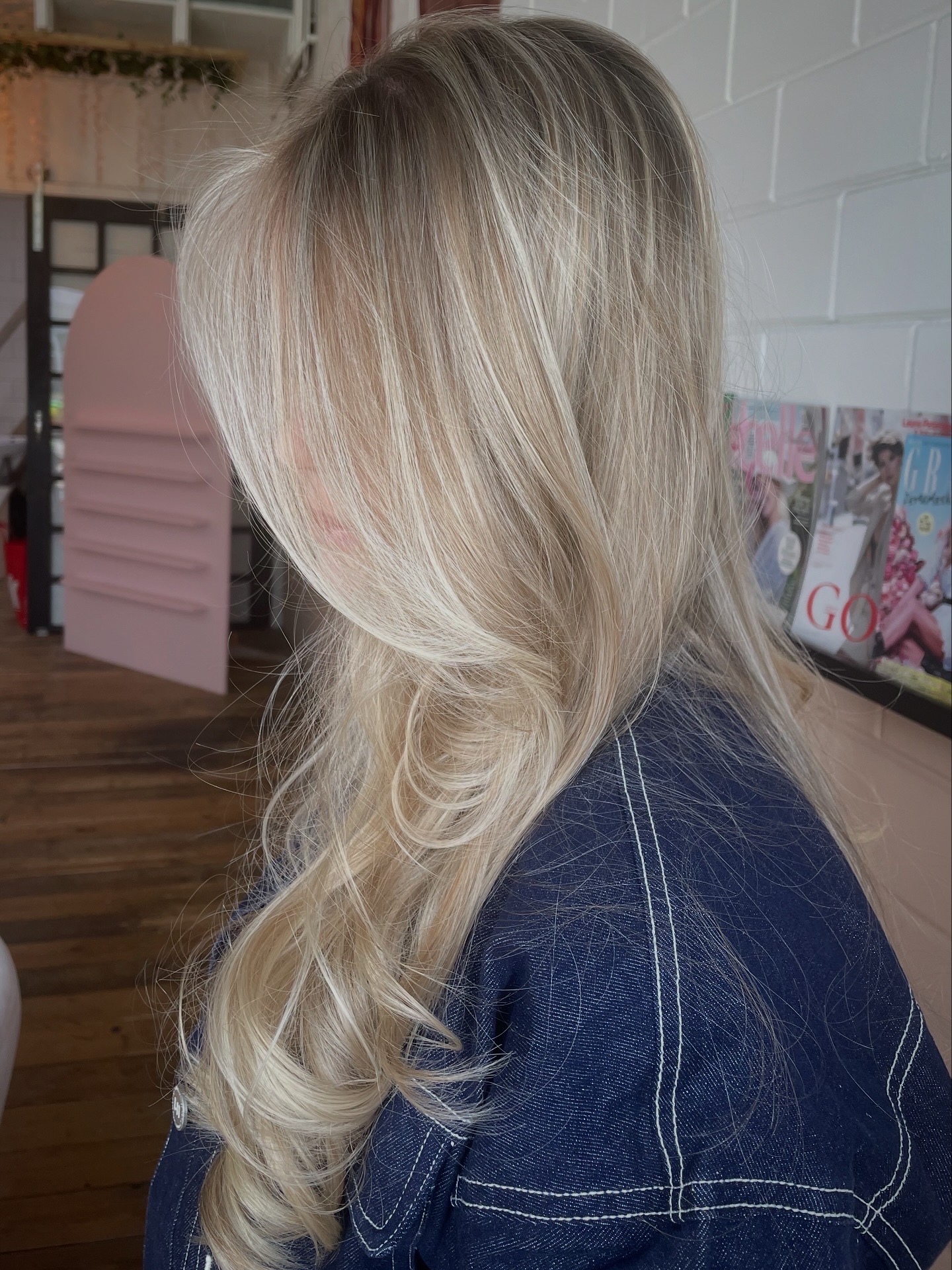 Lang blond haar met balayage, gefohnd in de salon