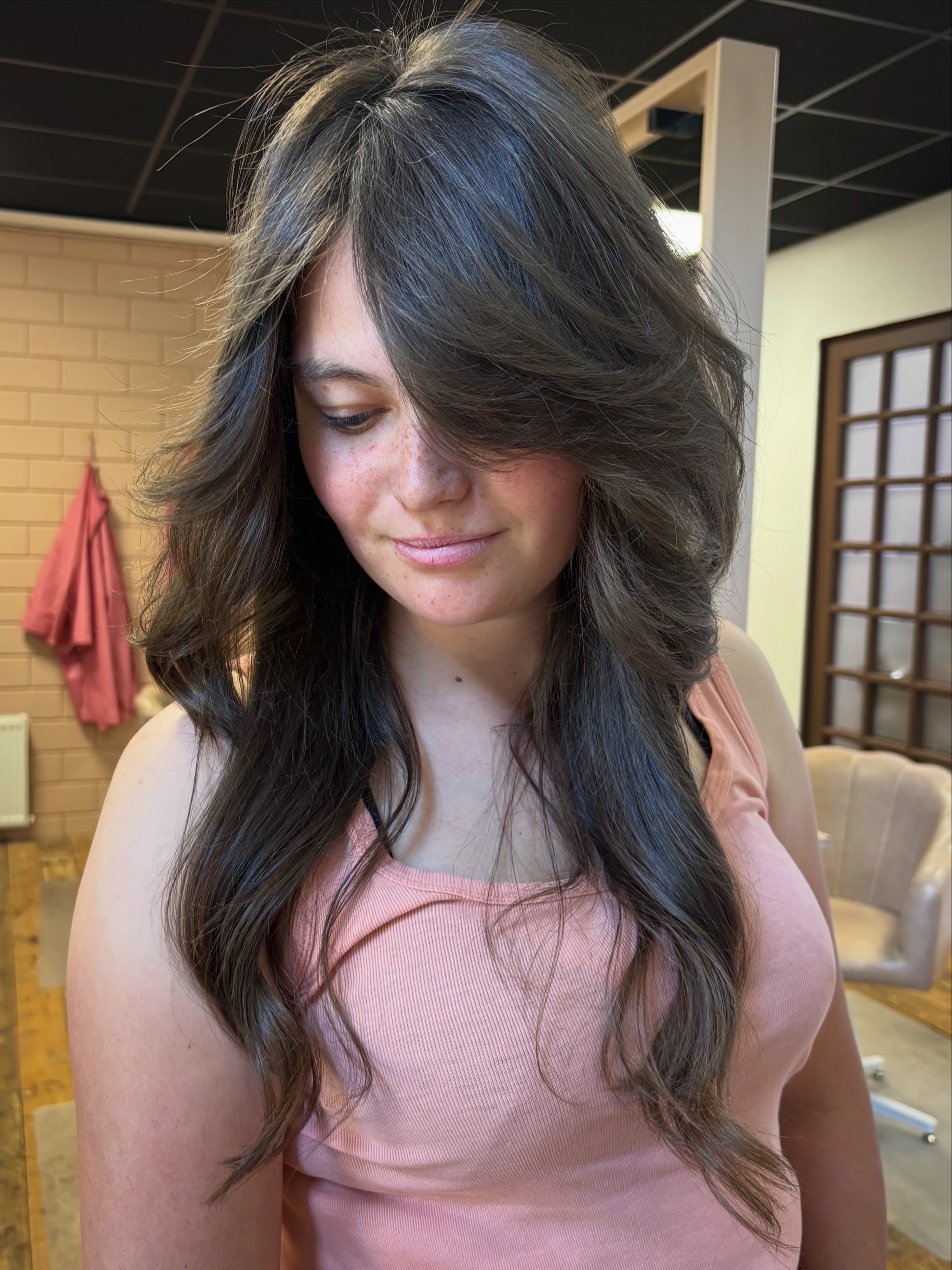 Bruine laagjescoupe met curtain fringe, gestyled in de salon