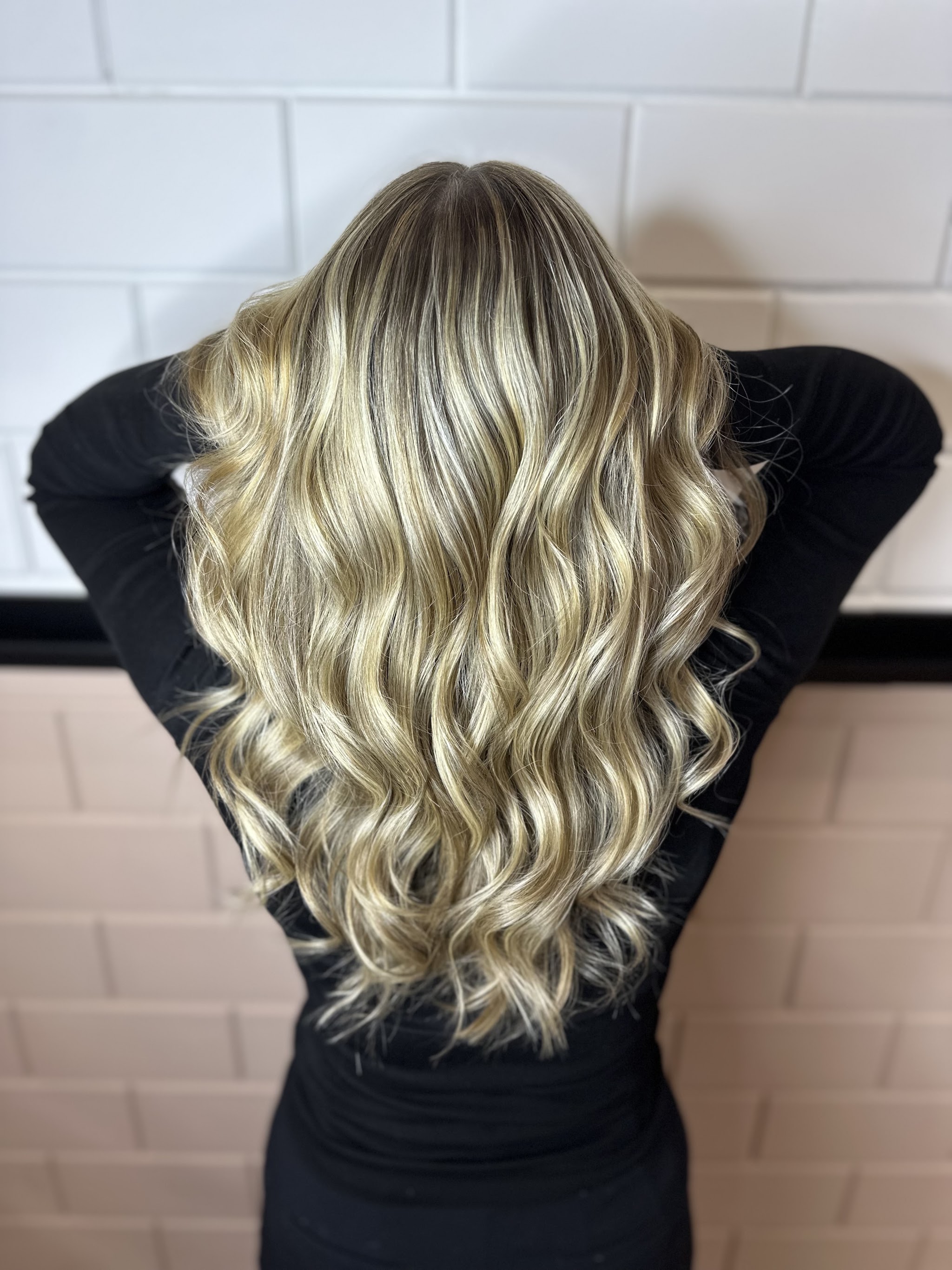 Blond met highlights, in golven gestyled