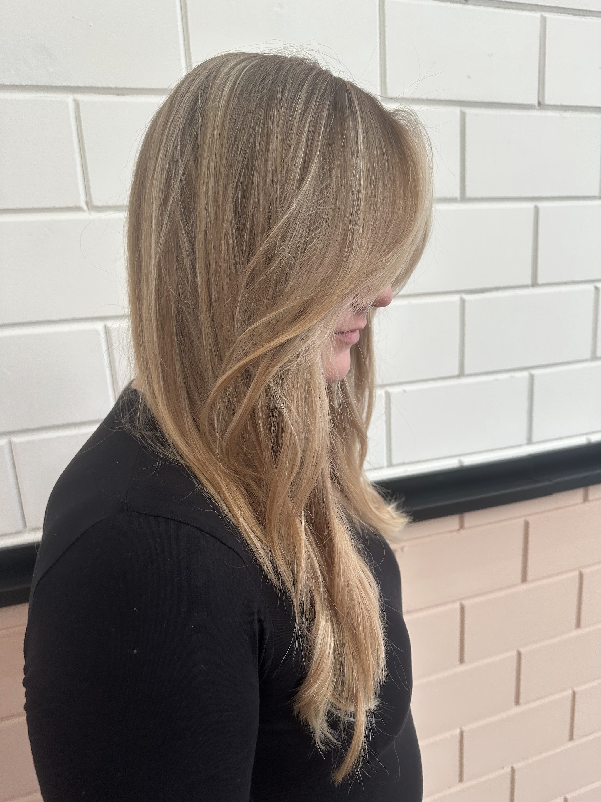 Natuurlijk blond tegen de witte steen in de salon
