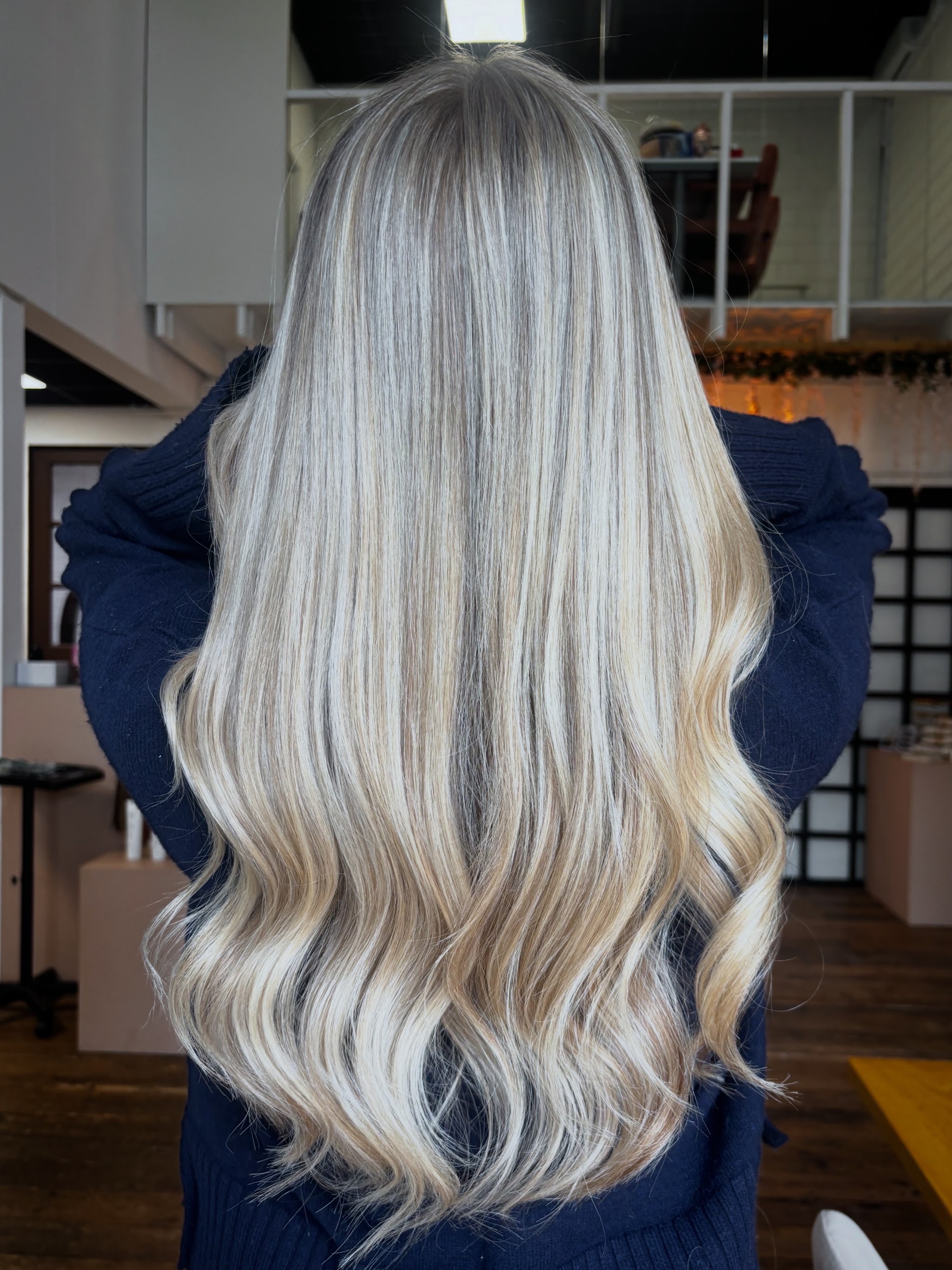 Lang ijsblond haar met golven, in de salon aan de Gelreweg